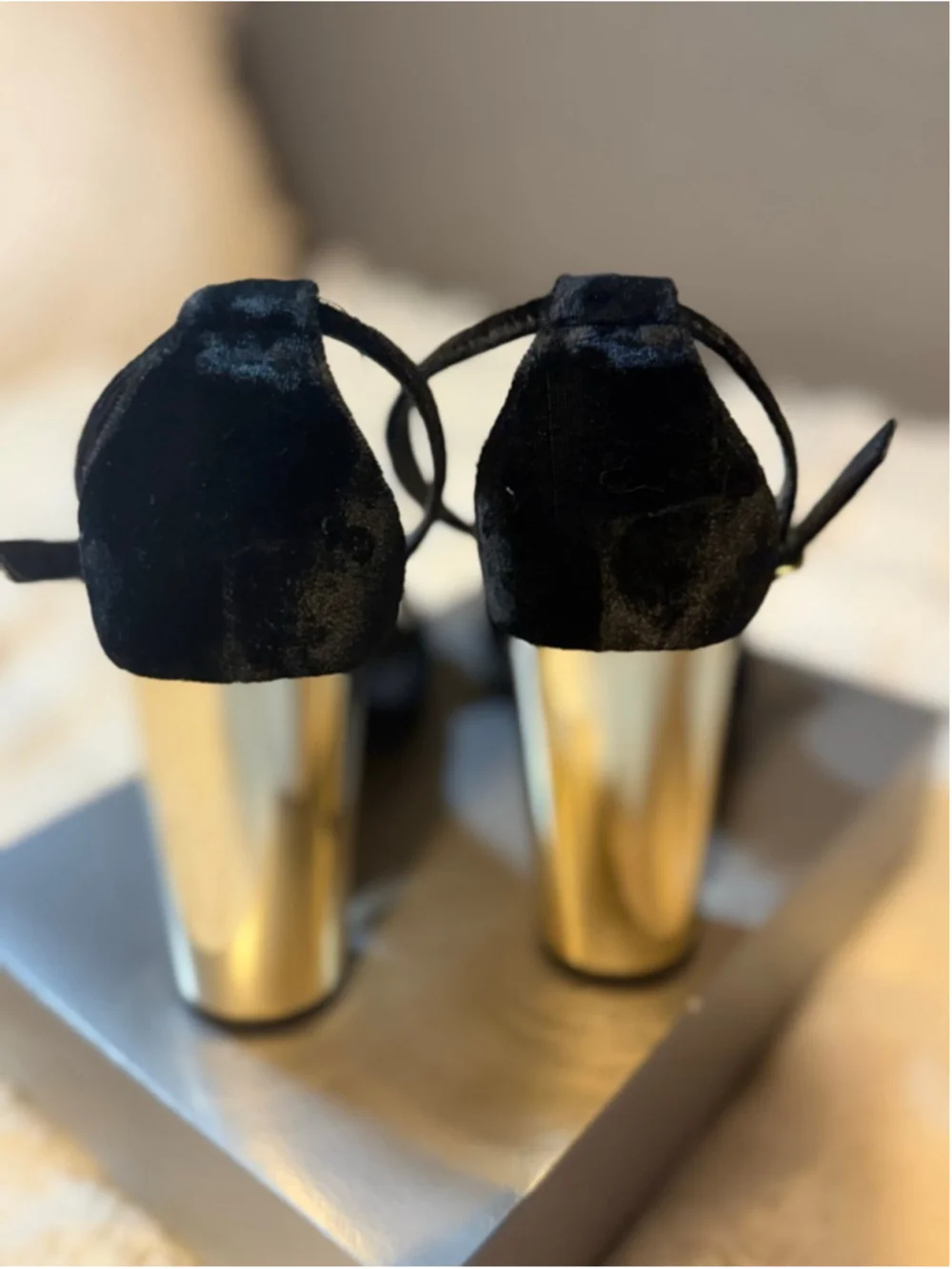 Preowned,Steve Madden Carrson black and gold strappy sandals, size 8.5